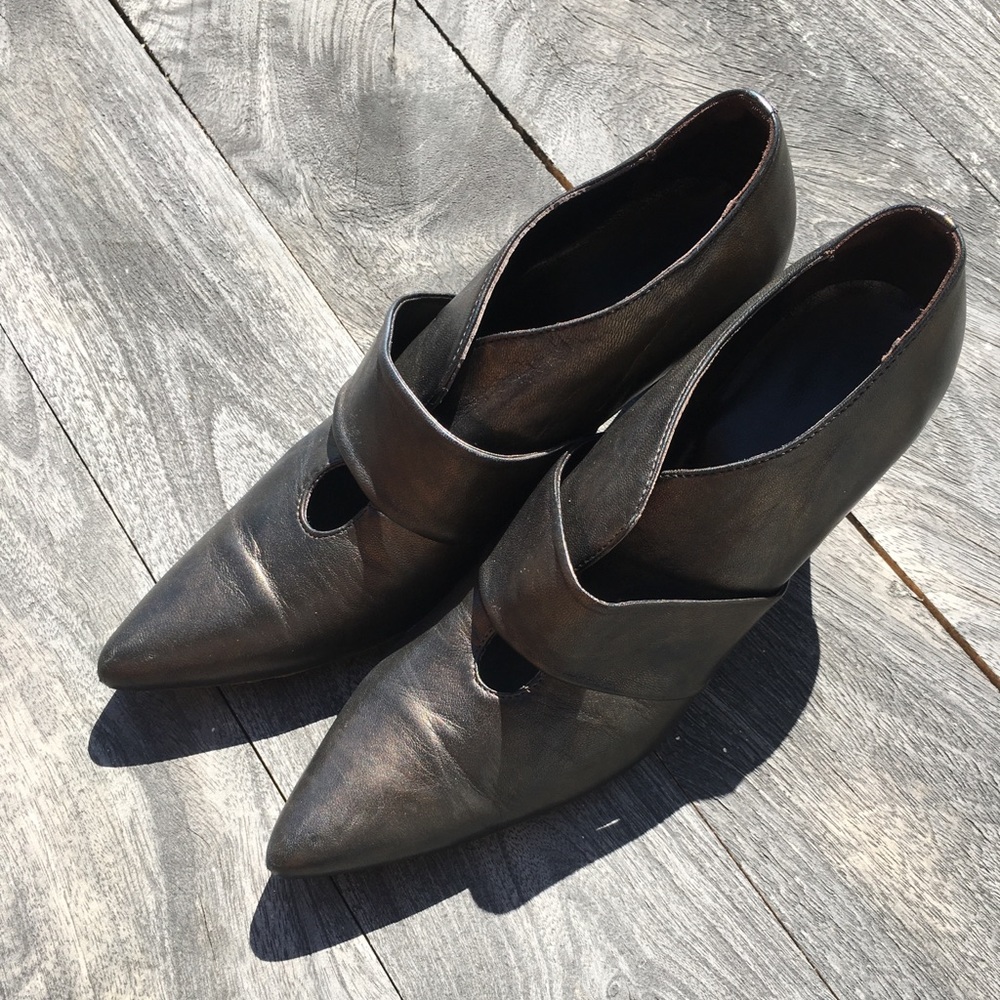 👠Leather metallic: copper/ brown/ gold, leather heels, 2” tall.  Size 38.